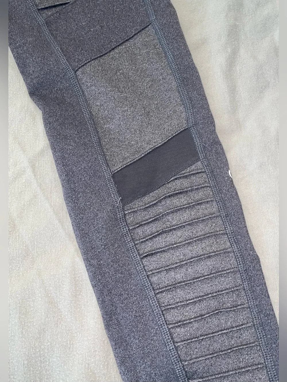 Alo Yoga Women’s High Waist Rise Ribbed Panel Moto Leggings Grey Medium